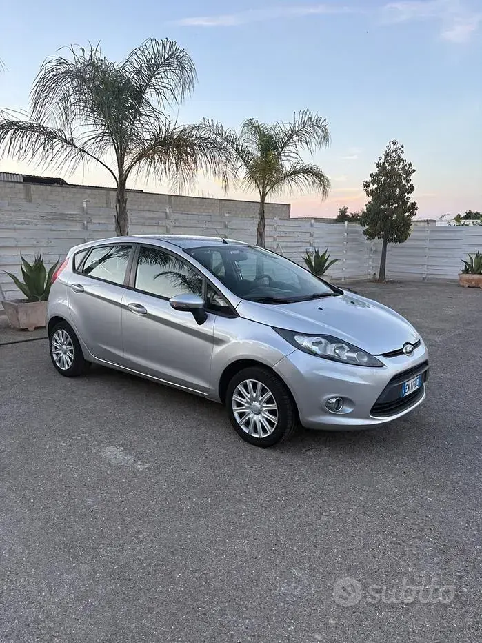 Usata Ford Fiesta 82 CV (60 kW) 2012 Grigio Berlina