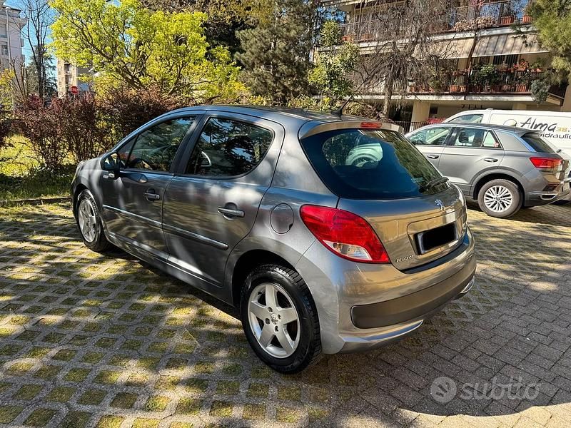 Usata Peugeot 207 70 CV (51 kW) 2010 Grigio Utilitaria