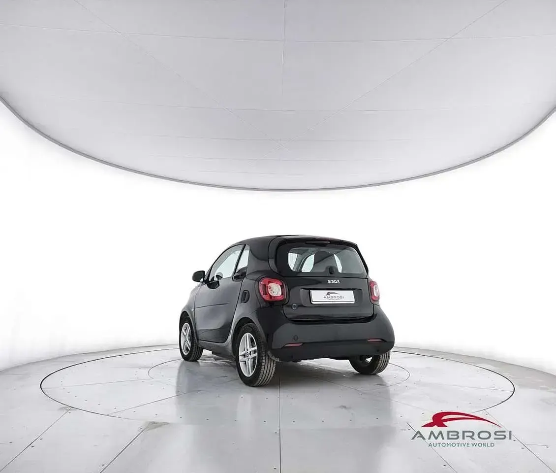Begagnad Smart ForTwo Coupé Pure 41 kW (56 HK) 2022 Svart Halvkombi