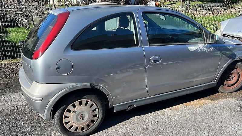 Usata Opel Corsa 69 CV (50 kW) 2005 Grigio Utilitaria
