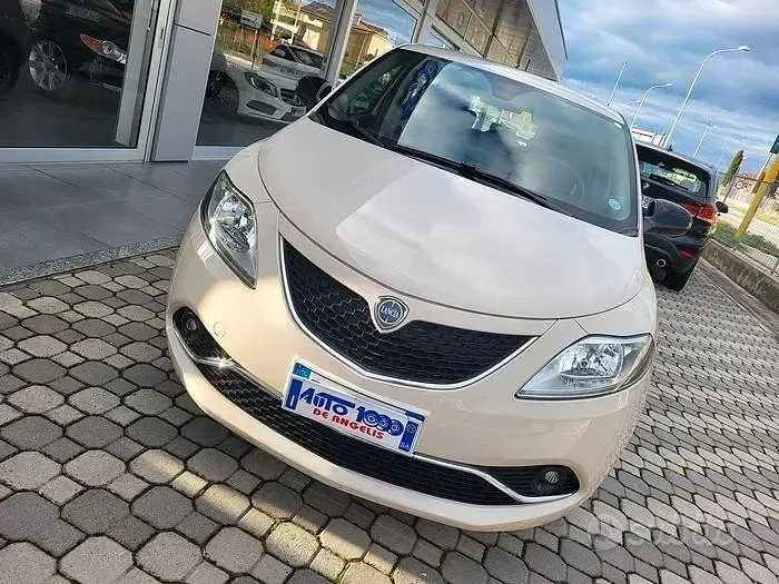 Usata Lancia Ypsilon 69 CV (50 kW) 2017 Beige Utilitaria