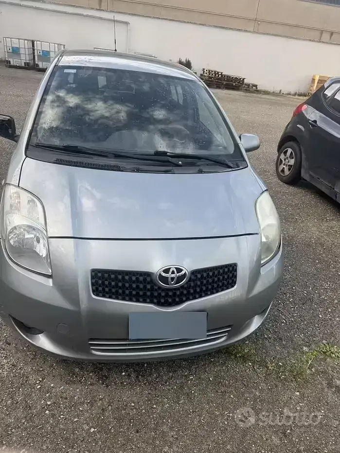 Usata Toyota Yaris 86 CV (63 kW) 2007 Grigio Utilitaria