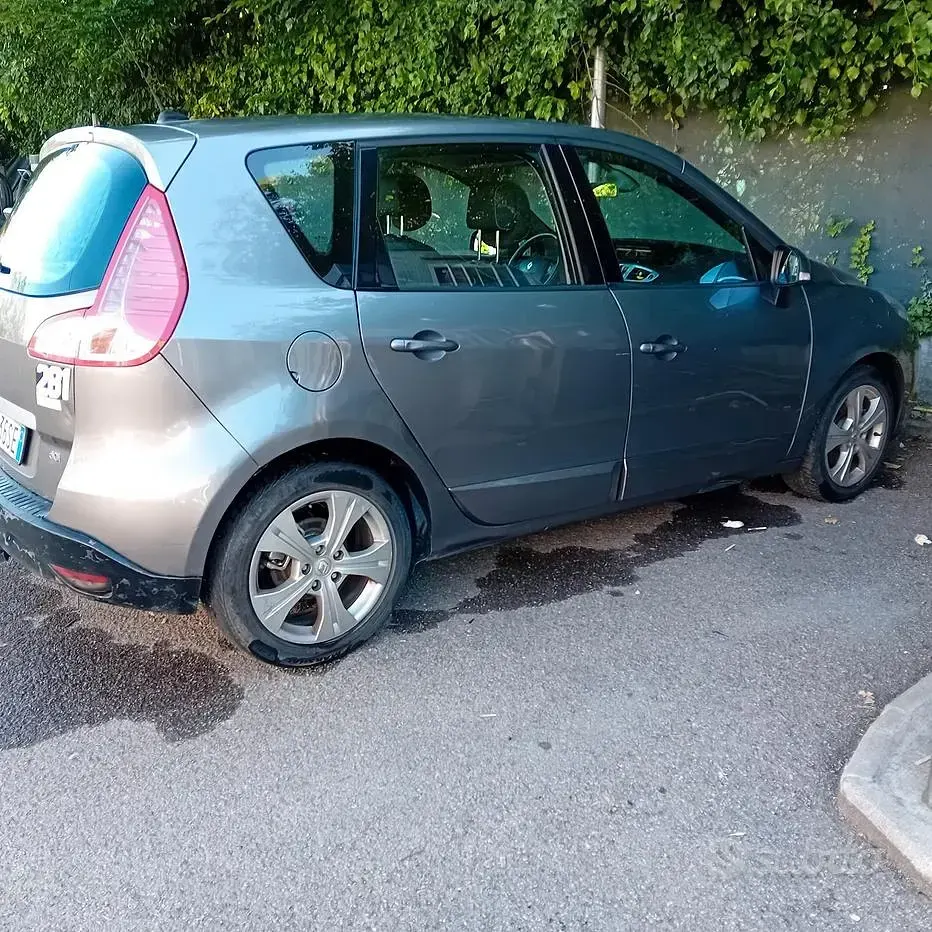 Usata Renault Scénic III 110 CV (80 kW) 2010 Grigio Monovolume