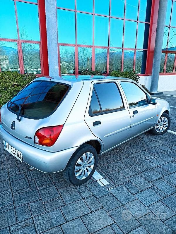 Grigio Usata 1998 Ford Fiesta Ghia Berlina | 2000 € (Buon prezzo) - Immagine 1/4