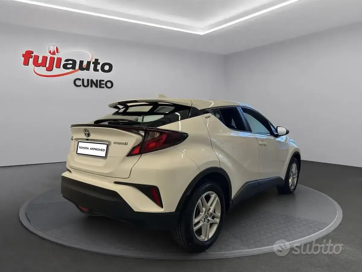 Usata Toyota C-HR Active 122 CV (89 kW) 2023 Solid white SUV