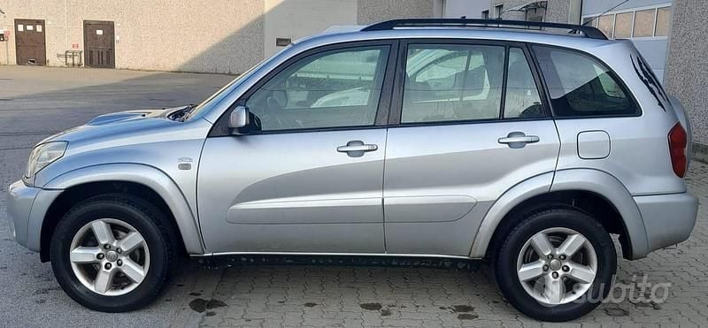 Usata Toyota RAV4 116 CV (85 kW) 2004 Grigio SUV