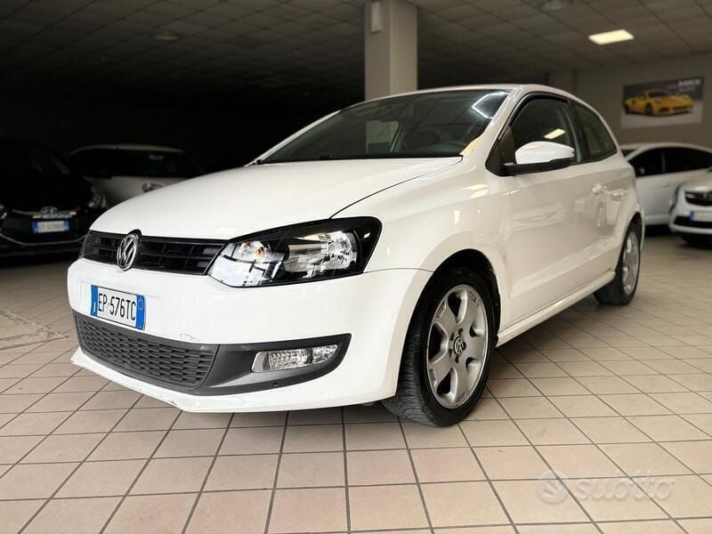Bianco Usata 2013 VW Polo Comfortline Tre volumi | 4490 € (Ottimo prezzo) - Immagine 1/4