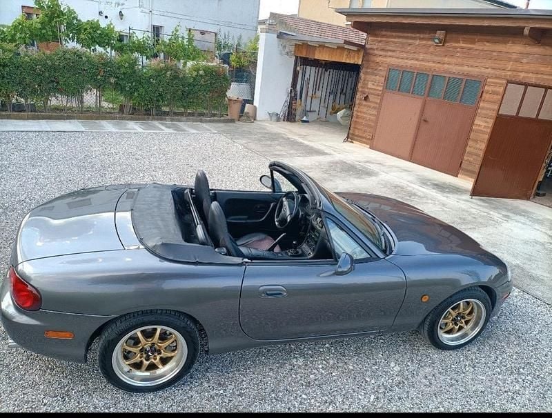 Usata Mazda MX5 110 CV (80 kW) 2000 Grigio Cabrio