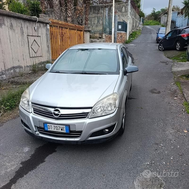 Grigio Usata 2010 Opel Astra Due volumi | 1200 € (Super prezzo) - Immagine 1/4