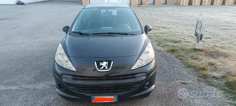 Usata 2006 Peugeot 207 Tre volumi | 2500 € (Buon prezzo) - Immagine 1/4