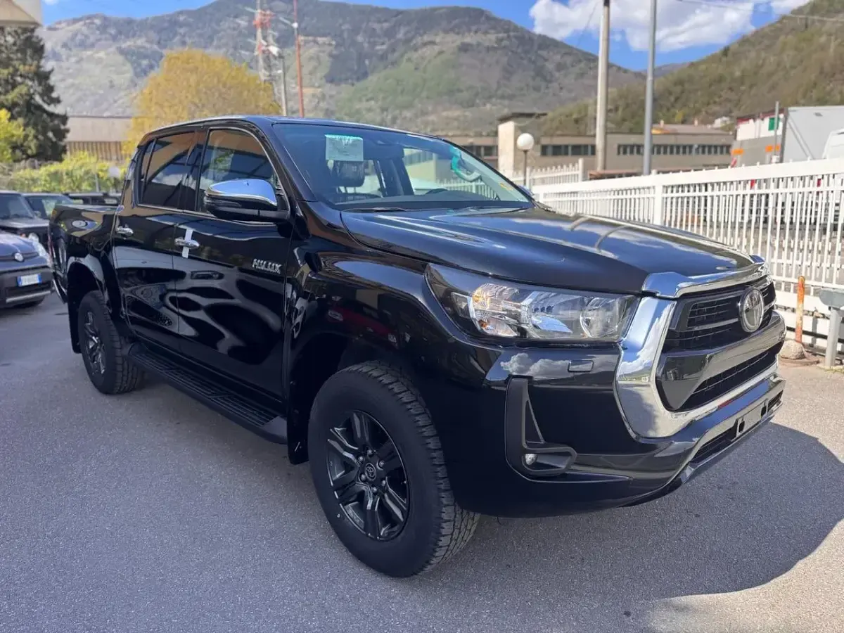 Nuova Toyota HiLux Lounge 203 CV (149 kW) 2026 Nero Pick-up