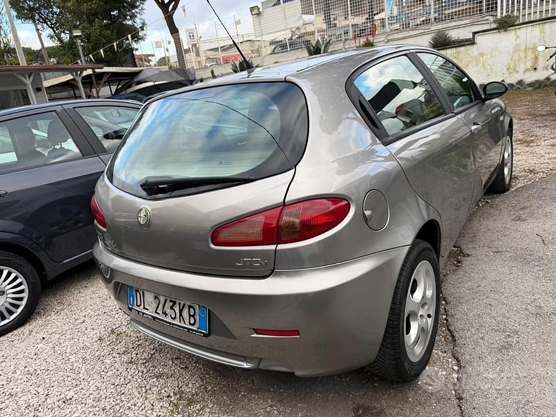 Usata Alfa Romeo 147 119 CV (87 kW) 2007 Marrone Utilitaria