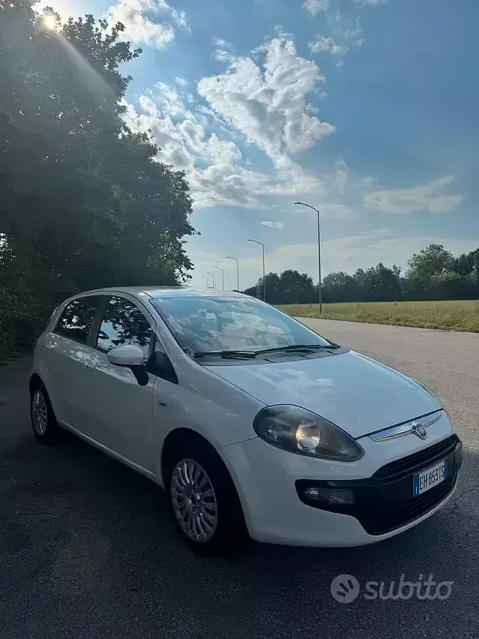 Usata Fiat Grande Punto 69 CV (50 kW) 2011 Bianco Utilitaria