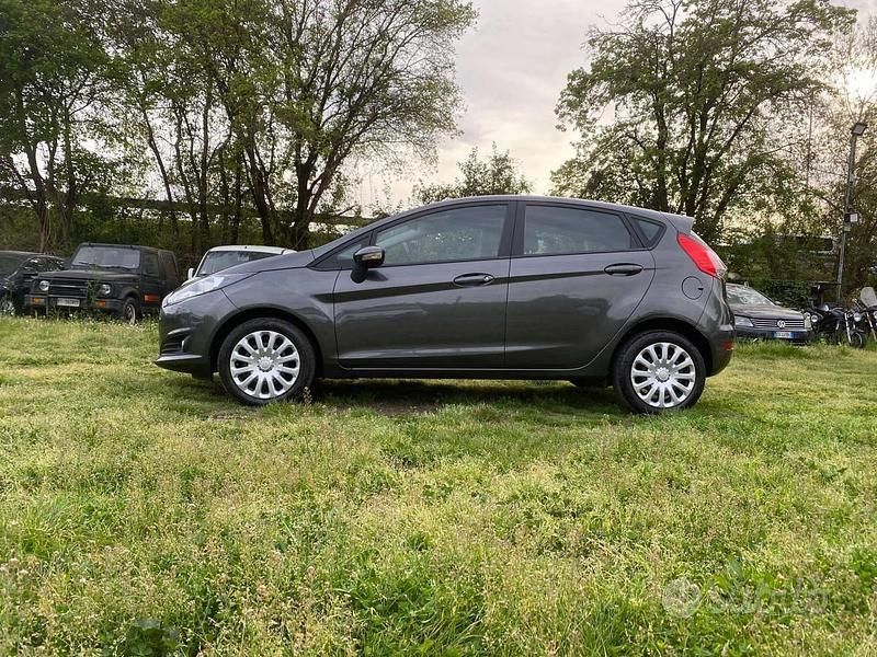 Usata Ford Fiesta 97 CV (71 kW) 2016 Grigio Berlina