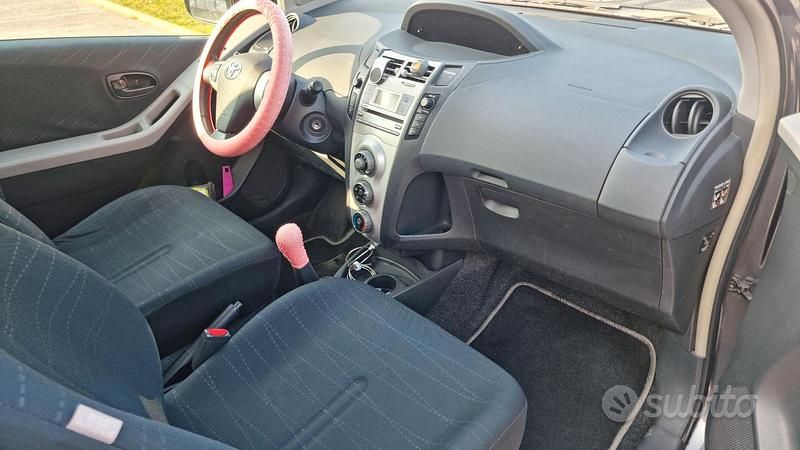 Usata Toyota Yaris 69 CV (50 kW) 2008 Grigio Utilitaria