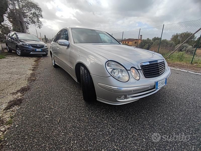 Usata Mercedes E270 Avantgarde 177 CV (130 kW) 2004 Grigio Berlina