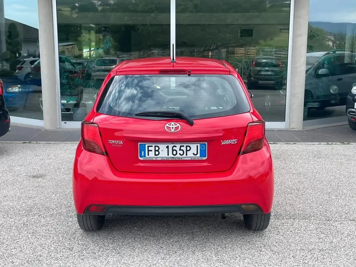 Usata Toyota Yaris Lounge 69 CV (50 kW) 2016 Rosso Berlina