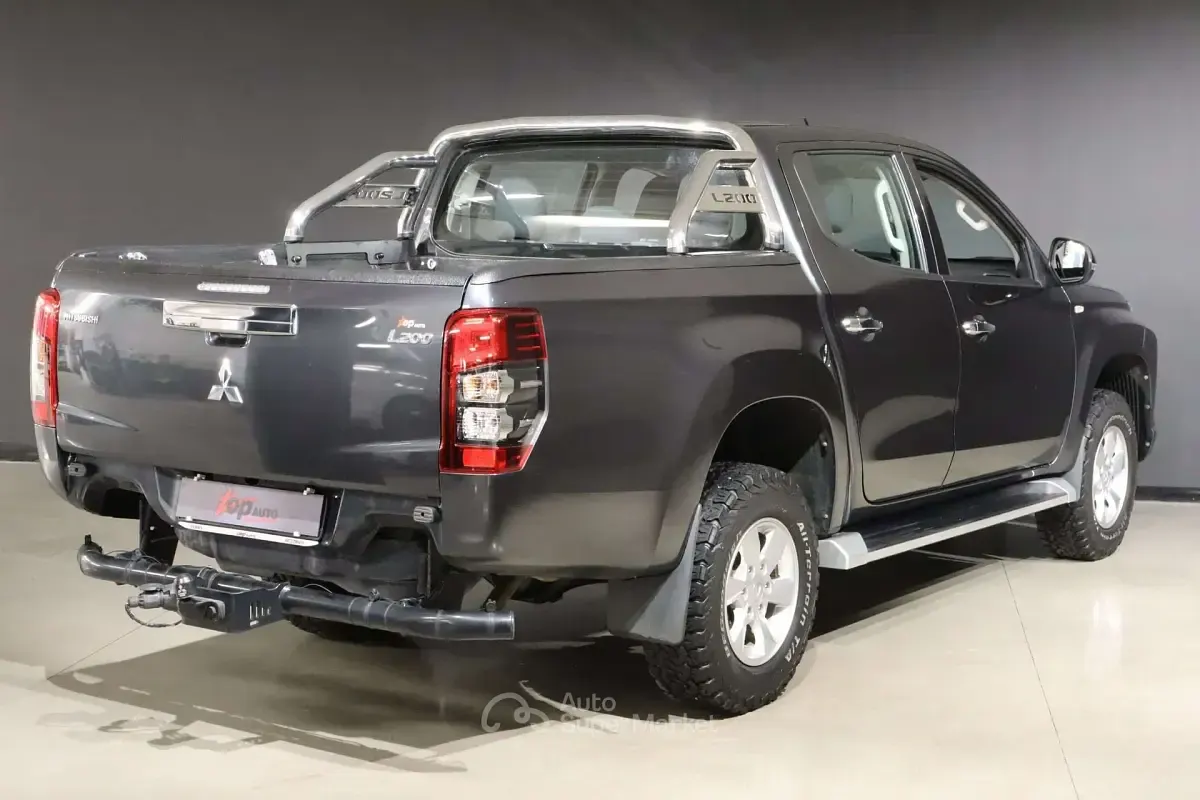 Usata Mitsubishi L200 150 CV (110 kW) 2020 Nero Pick-up