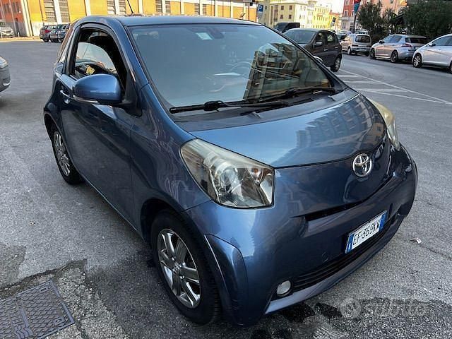 Blu Usata 2010 Toyota iQ Due volumi | 7999 € - Immagine 1/4