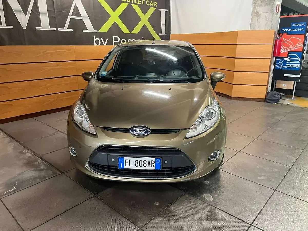 Usata Ford Fiesta Titanium 92 CV (67 kW) 2012 Beige Berlina