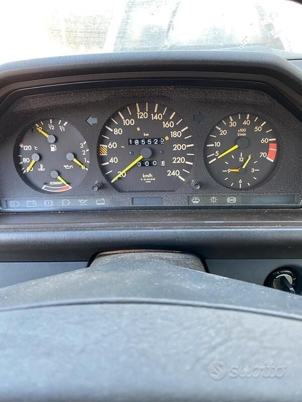 Usata Mercedes E300 188 CV (138 kW) 1988 Grigio Berlina