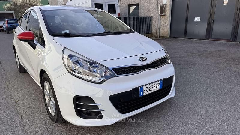 Usata Kia Rio 86 CV (63 kW) 2015 Bianco Berlina
