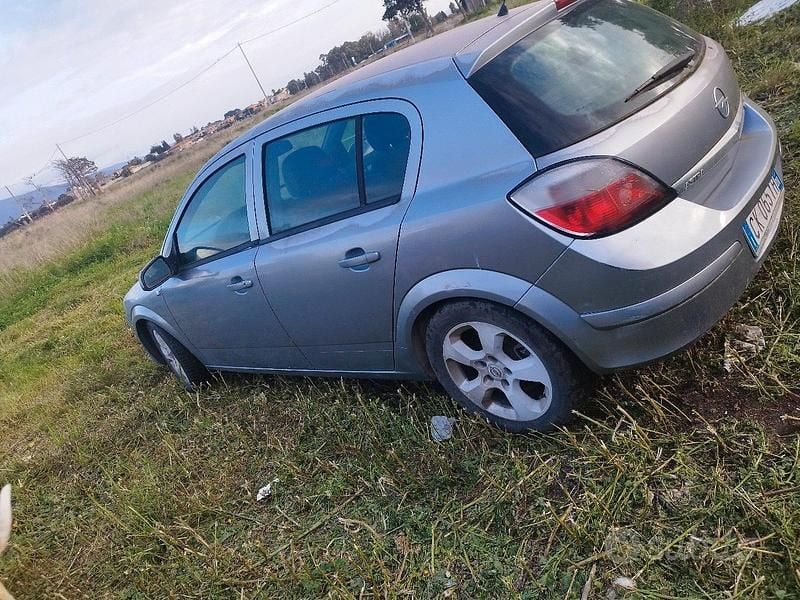Usata 2005 Opel Astra Tre volumi | 1000 € - Immagine 1/2
