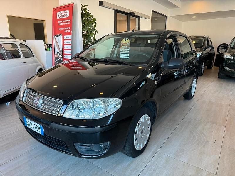 Nero Usata 2010 Fiat Punto Active Tre volumi | 2700 € (Buon prezzo) - Immagine 1/4