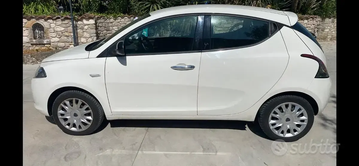 Usata Lancia Ypsilon 60 CV (44 kW) 2015 Bianco Utilitaria