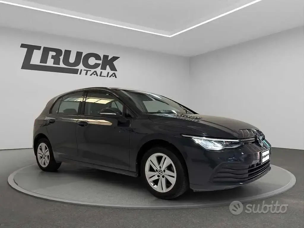 Usata VW Golf VIII Life 116 CV (85 kW) 2023 Grigio scuro Berlina