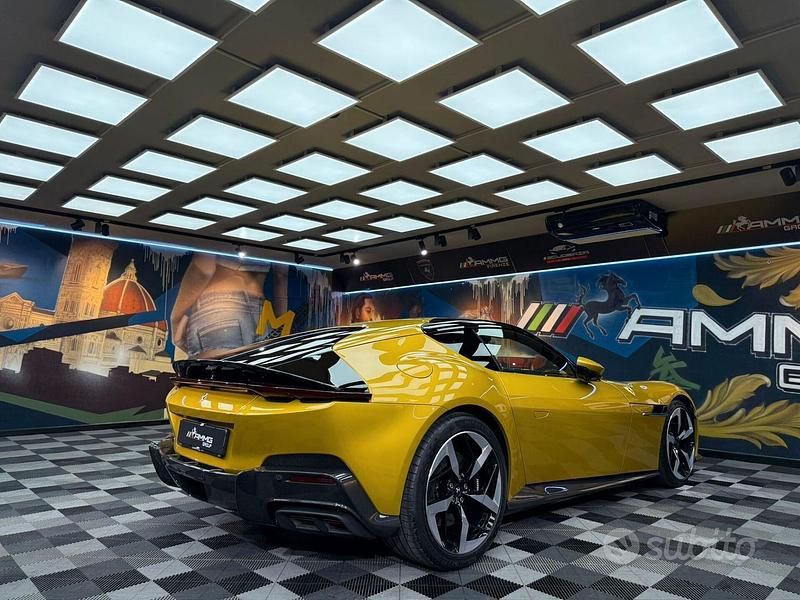 Nuova Ferrari 12 Cilindri 825 CV (606 kW) 2025 Oro Coupé