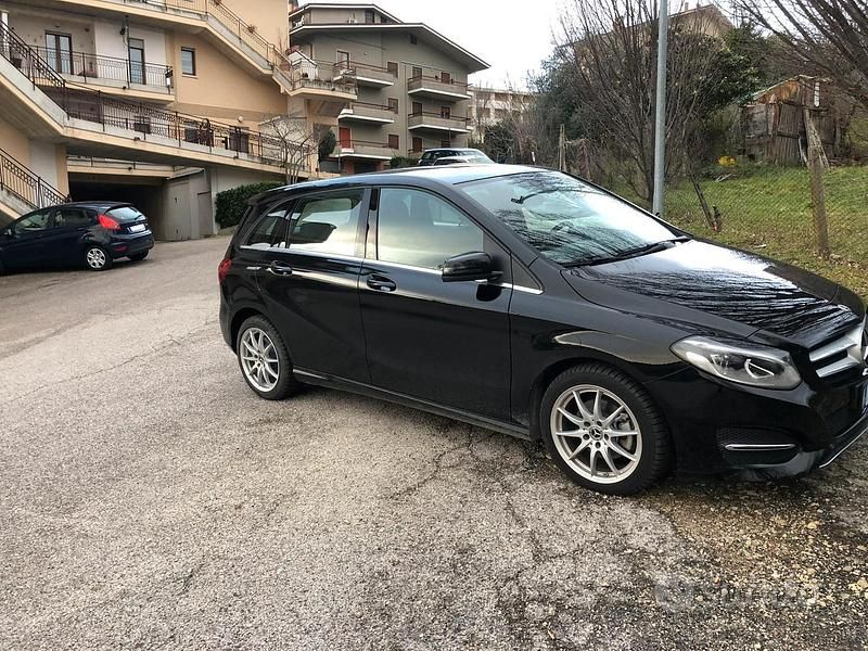 Usata Mercedes B200 136 CV (100 kW) 2018 Nero Monovolume