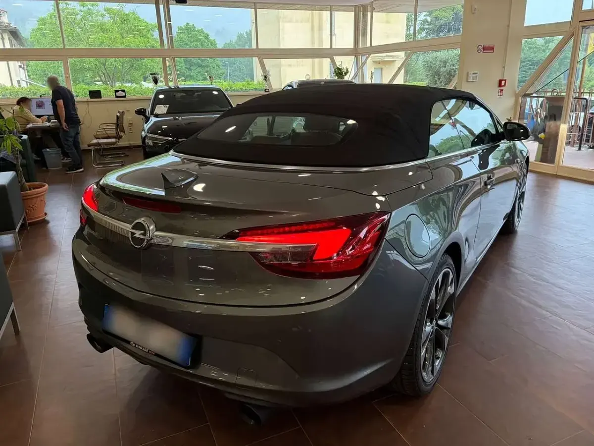 Usado Opel Cascada Cosmo 170 CV (125 kW) 2017 Beige Descapotable