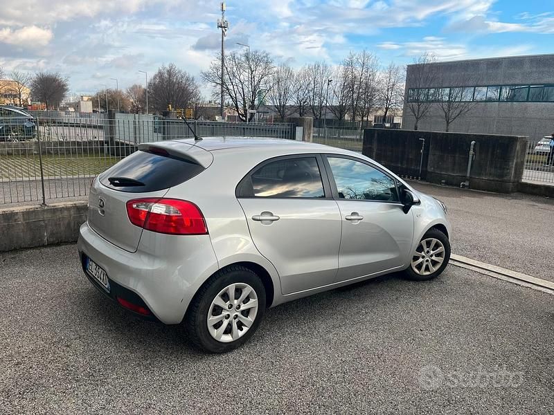 Usata Kia Rio EX 86 CV (63 kW) 2012 Grigio Berlina