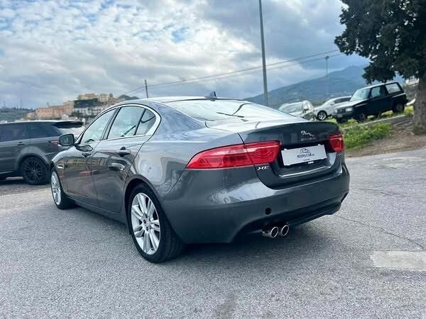 Usata Jaguar XE Pure 180 CV (132 kW) 2015 Grigio Berlina