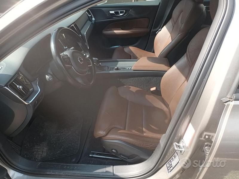 Usata Volvo V60 Momentum 150 CV (110 kW) 2020 Bronzo Station wagon