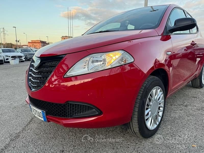 Usata Lancia Ypsilon 85 CV (62 kW) 2015 Rosso Utilitaria