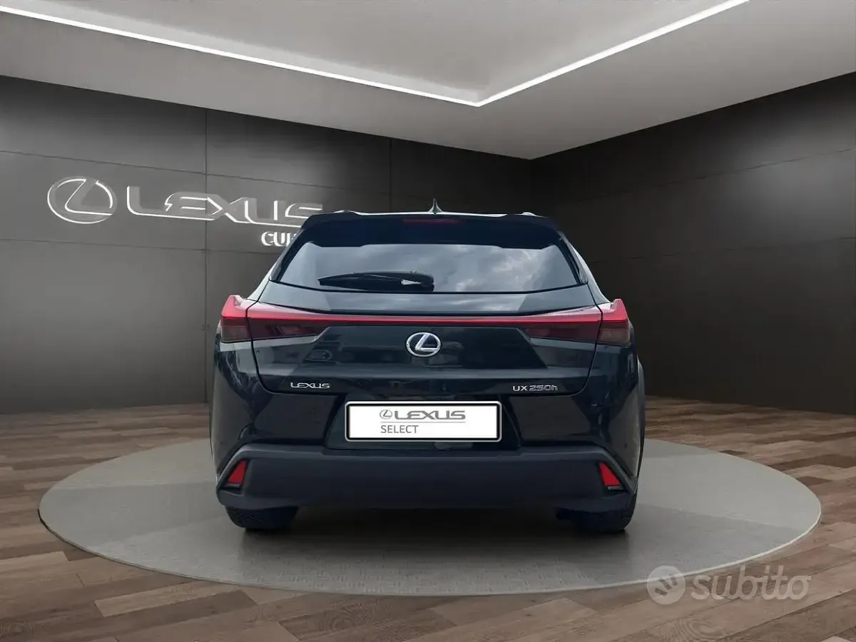 Usata Lexus UX 250h 184 CV (135 kW) 2022 Graphite black met SUV