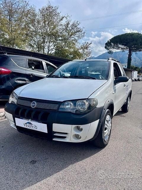 Usata Fiat Strada 84 CV (61 kW) 2006 Bianco Pick-up