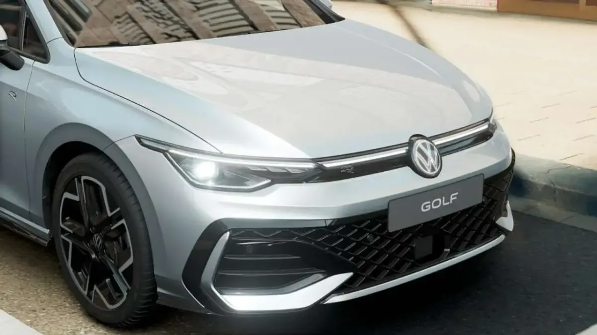 Nuova VW Golf VIII R-line Plus 150 CV (110 kW) 2026 Dolomite silver metallizzato Berlina