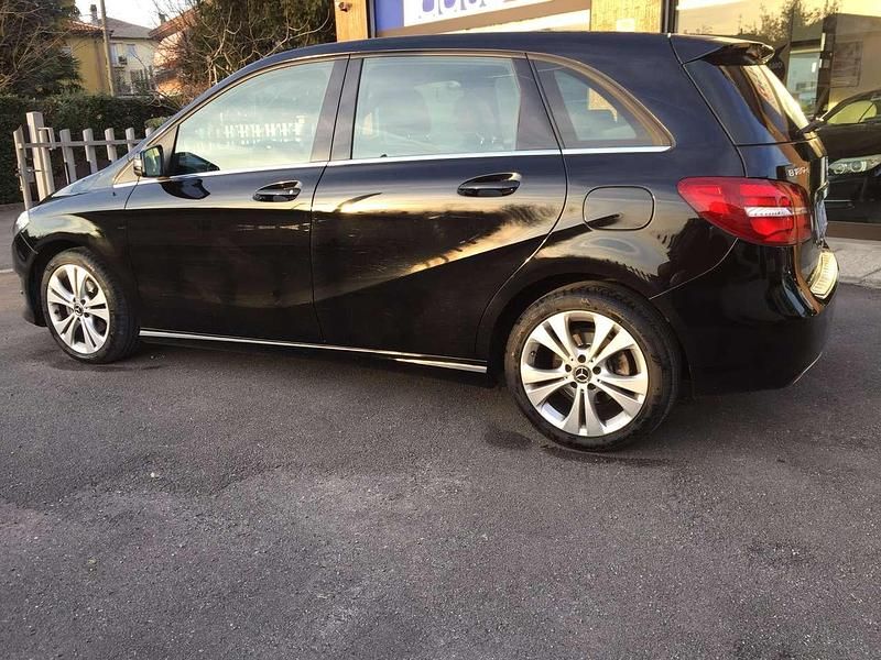 Usata Mercedes B180 109 CV (80 kW) 2017 Nero Monovolume