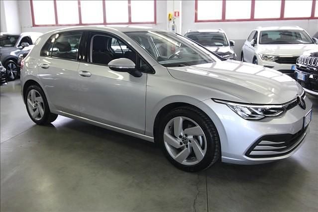 Usata VW Golf VIII Life 131 CV (96 kW) 2022 Argento Berlina