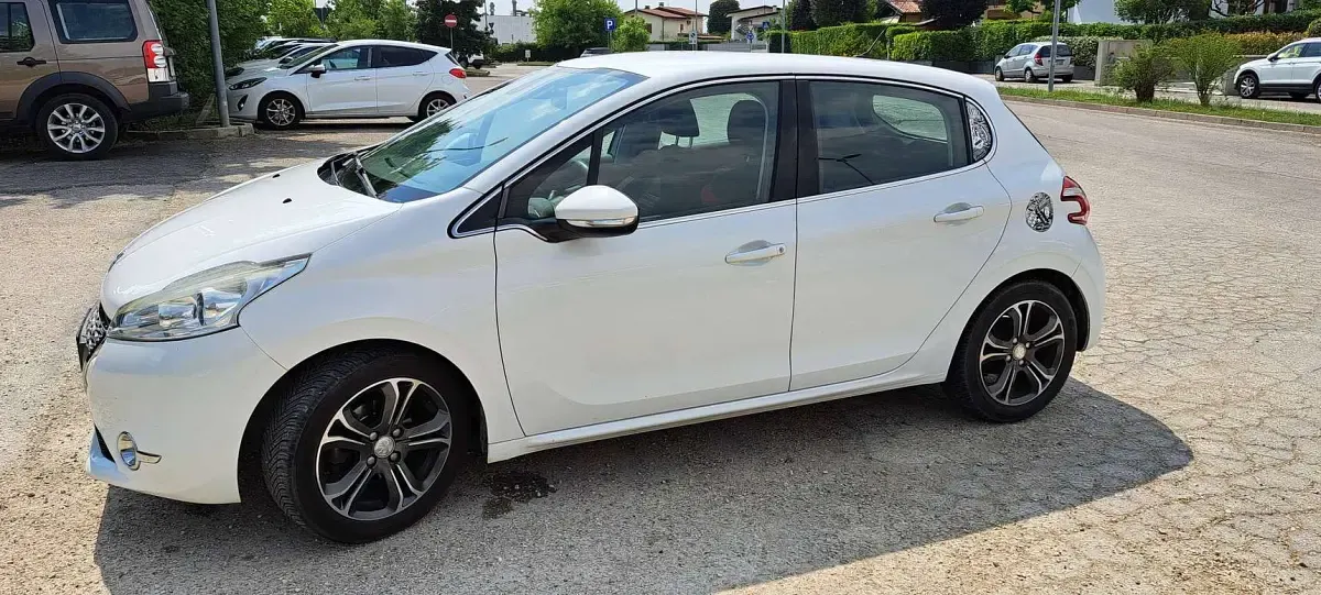 Usata Peugeot 208 Active 82 CV (60 kW) 2013 Bianco Utilitaria
