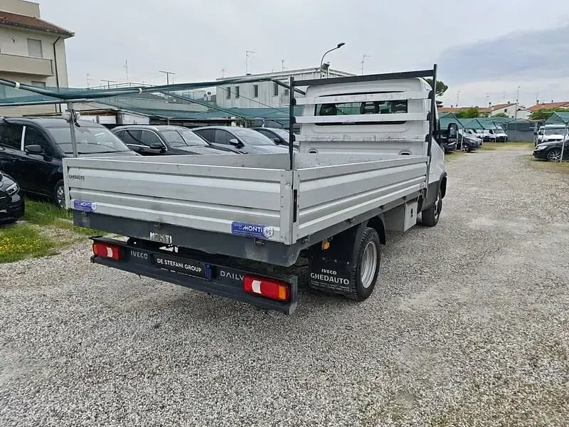 Usata Iveco Daily 136 CV (100 kW) 2023 Bianco Cabrio