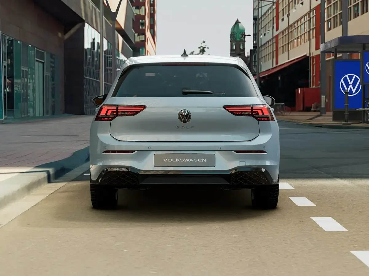 Nuova VW Golf VIII R-line Plus 150 CV (110 kW) 2026 Crystal ice blue metallizzato Berlina