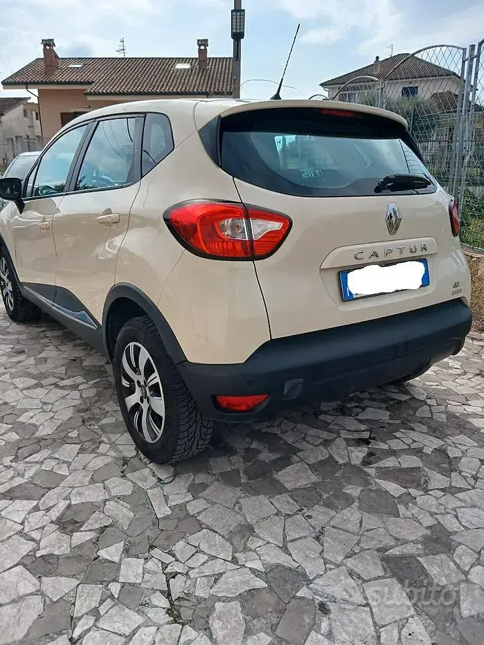 Usata Renault Captur Iconic 90 CV (66 kW) 2015 Beige SUV