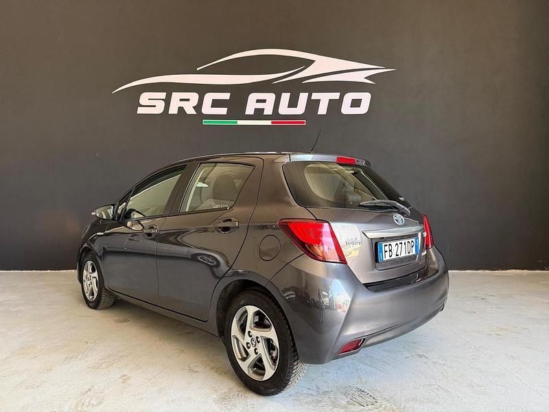 Usata Toyota Yaris Hybrid Active 73 CV (53 kW) 2015 Grigio Berlina