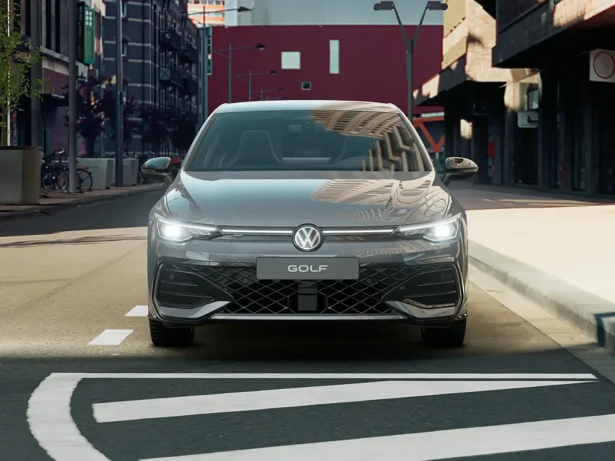 Nuova VW Golf VIII R-line Plus 150 CV (110 kW) 2026 Dolphin grey metallizzato Berlina