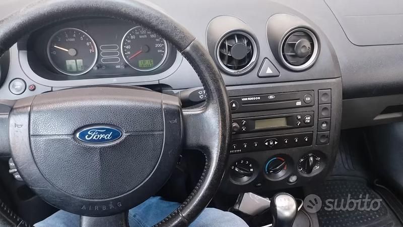 Usata Ford Fiesta 80 CV (58 kW) 2002 Grigio Utilitaria