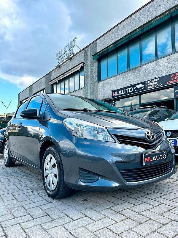 Usata Toyota Yaris Lounge 69 CV (50 kW) 2012 Grigio Utilitaria